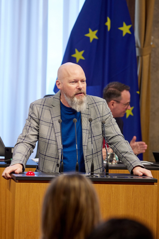 Am Rednerpult Vorsitzender der Bundesratsfraktion Marco Schreuder (GRÜNE)