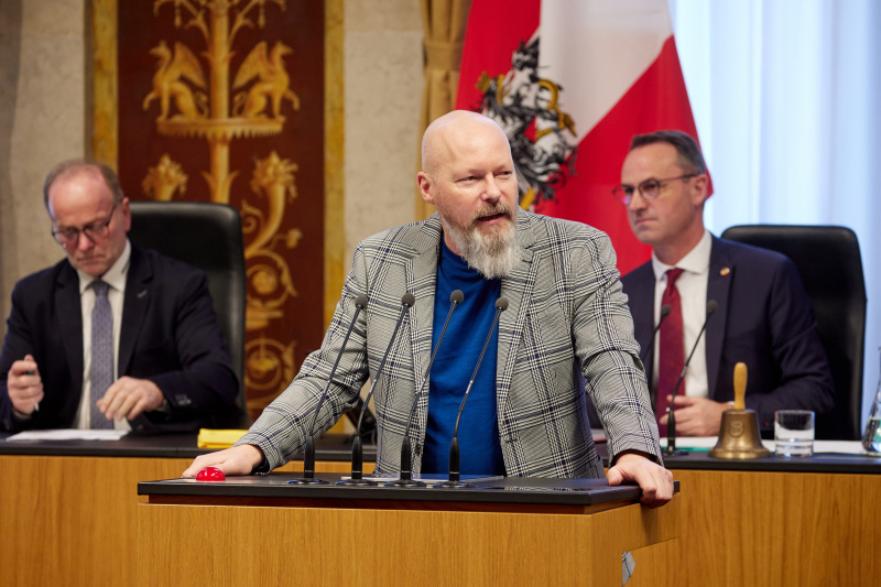 Am Rednerpult Vorsitzender der Bundesratsfraktion Marco Schreuder (GRÜNE)