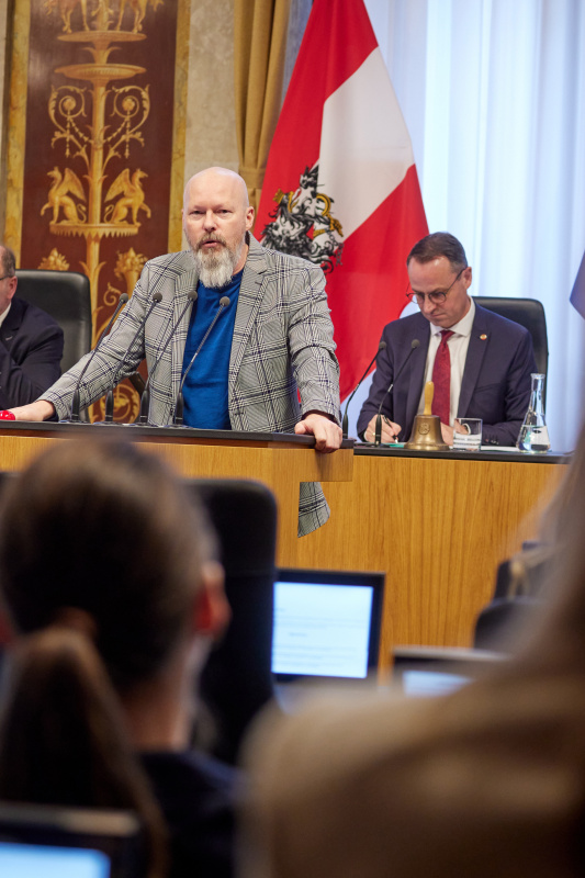 Am Rednerpult Vorsitzender der Bundesratsfraktion Marco Schreuder (GRÜNE)