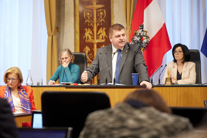 Am Rednerpult Bundesrat Andreas Arthur Spanring (FPÖ)