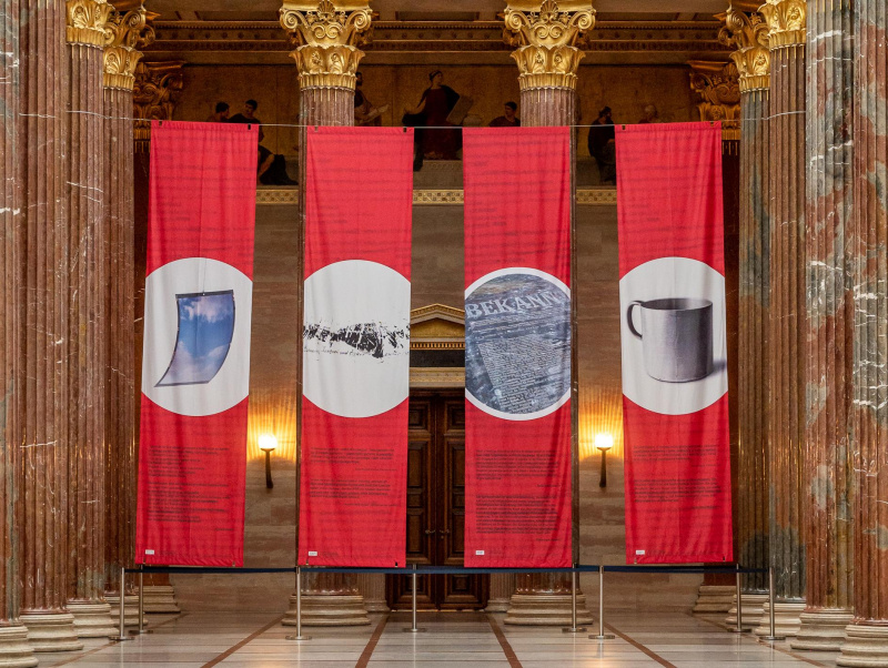 Ein Kunstwerk aus vier sehr großen Stoffbahnen die von einer Decke in einer Halle hängen