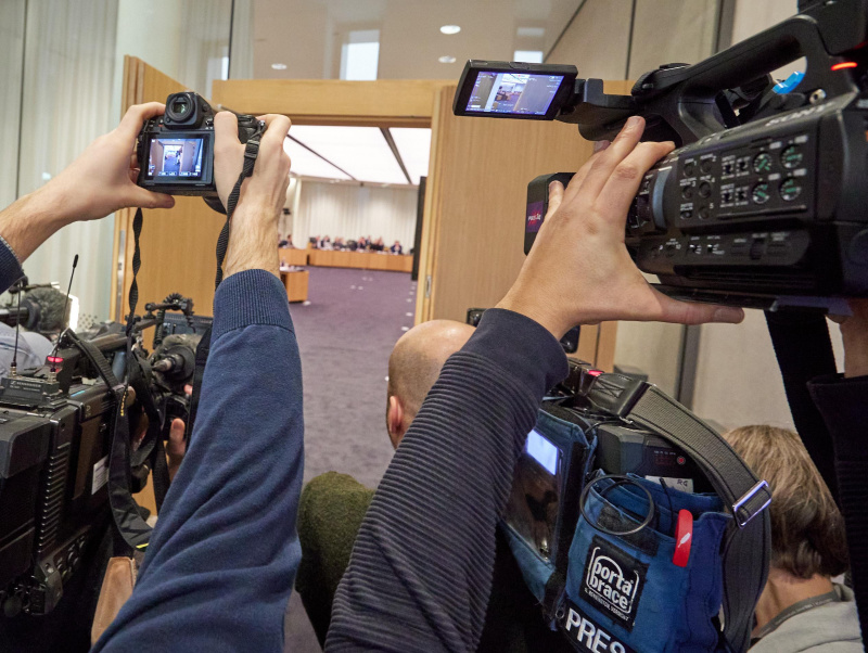 Medienvertreter:innen vor einem Raum in dem der Untersuchungsausschuss arbeitet.