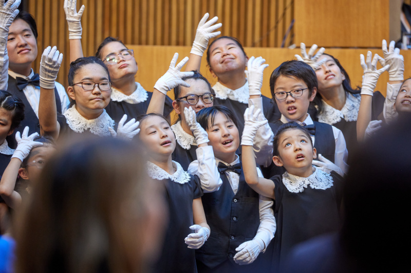 Auftritt des White Hands Chorus
