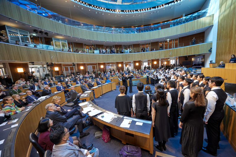 Auftritt des White Hands Chorus