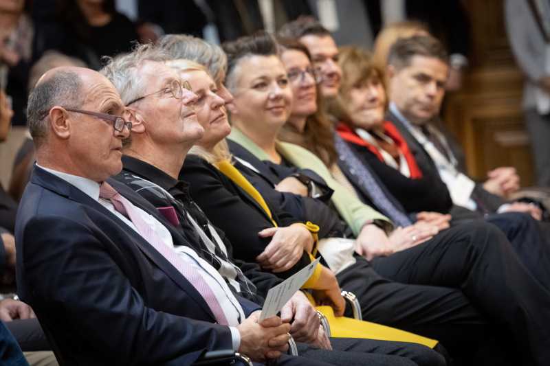 Von links: Nationalratspräsident Wolfgang Sobotka (ÖVP), Bundesratspräsident a.D. Herwig Hösele, Bundesrätin Claudia Arpa (SPÖ), Nationalratsabgeordnete Olga Voglauer (GRÜNE), Veranstaltungsteilnehmerinnen, Slowenischer Botschafter Aleksander Geržina
