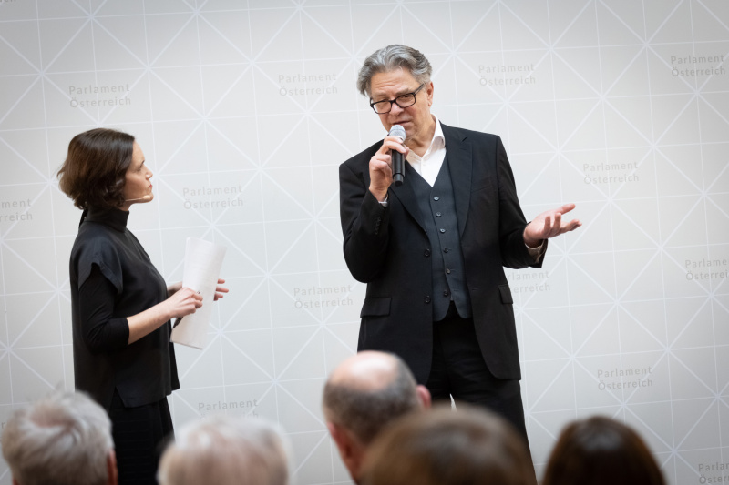 Moderatorin Katja Gasser im Gespräch mit dem Kurator Karl Vouk