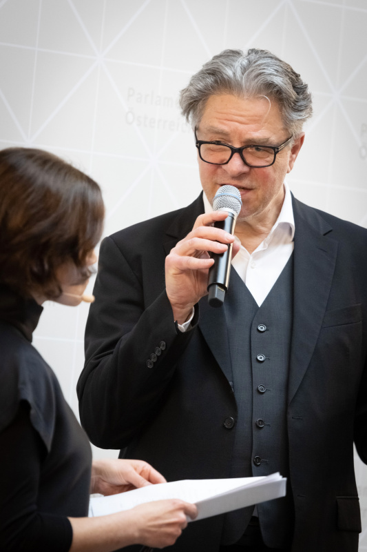 Moderatorin Katja Gasser im Gespräch mit dem Kurator Karl Vouk