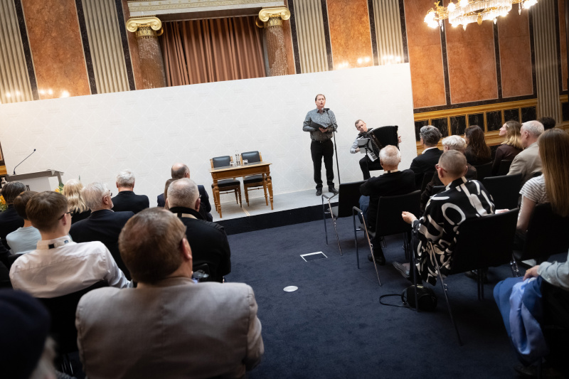 Musikalische Untermalung durch Gabriel Lipuš und Roman Pechmann. Blick in den Saal
