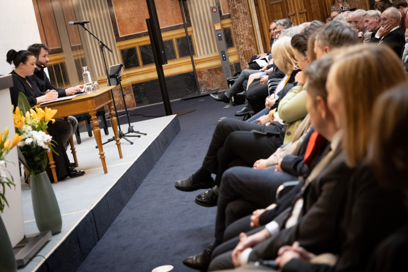 Lesung aus den Briefen der Vertriebenen durch Schauspielerin Katarina Hartmann und Schauspieler Michael Kristof-Kranzelbinder