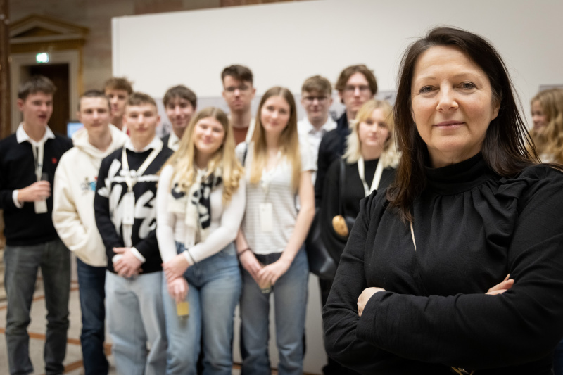 Künstlerin Tanja Prušnik mit Schulklasse