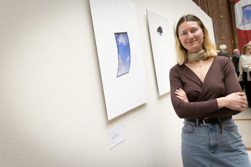 Künstlerin Verena Gotthard mit ihren Bildern