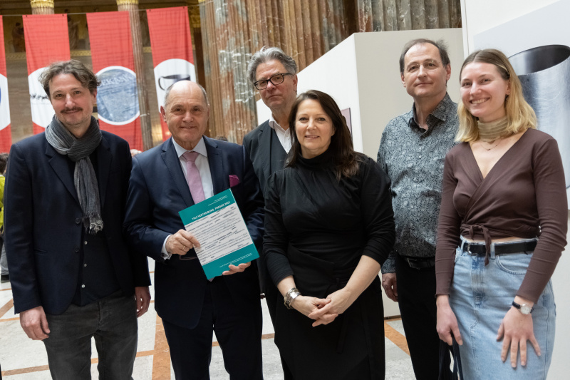 Gruppenfoto von links: Künstler Marko Lipuš, Nationalratspräsident Wolfgang Sobotka (ÖVP), Kurator Karl Vouk, Künstlerin Tanja Prušnik, Musiker Gabriel Lipuš, Künstlerin Verena Gotthard
