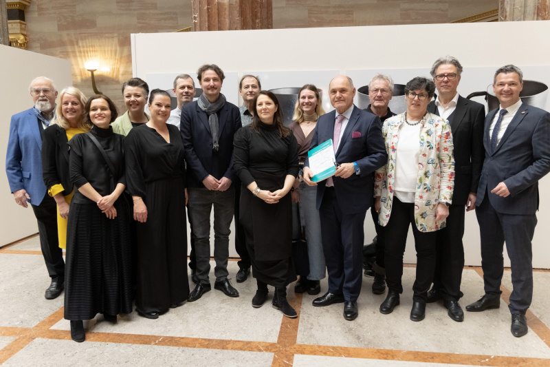 Gruppenfoto von links: Bundesratspräsidentin Claudia Arpa (SPÖ), Moderatorin Katja Gasser, Nationalratsabgeordnete Olga Voglauer (GRÜNE), Schauspielerin Katarina Hartmann, Musiker Roman Pechmann, Künstler Marko Lipuš, Musiker Gabriel Lipuš, Künstlerin Tanja Prušnik, Künstlerin Verena Gotthard, Nationalratspräsident Wolfgang Sobotka (ÖVP), Bundesratspräsident a.D. Herwig Hösele, Historikerin Brigitte Entner,  Kurator Karl Vouk, Nationalratsabgeordneter Peter Weidinger (ÖVP)