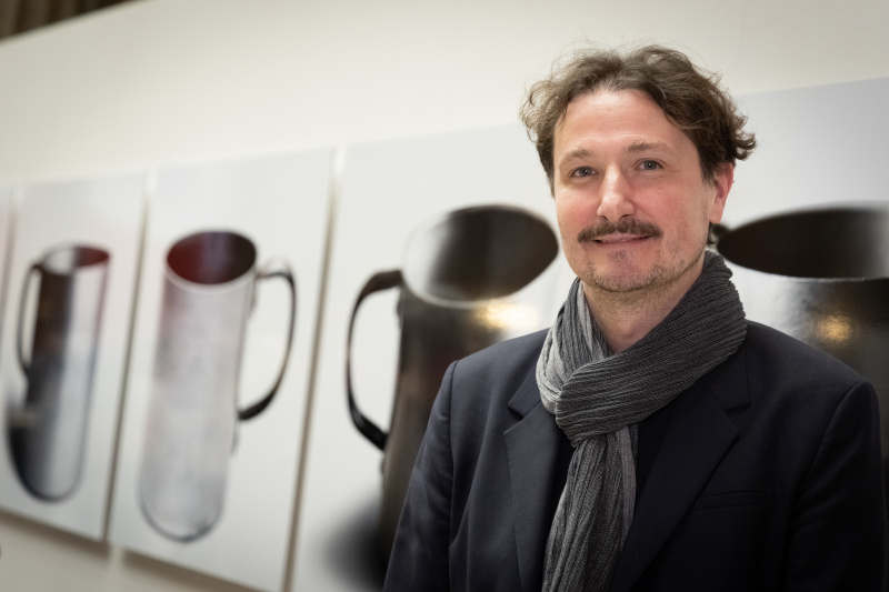 Künstler Marko Lipuš mit seinem Werk