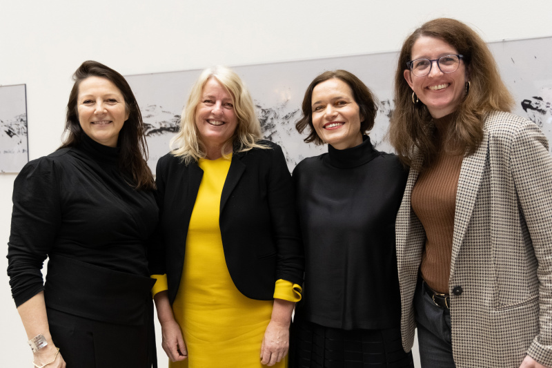 Gruppenfoto von links: Künstlerin Tanja Prušnik, Bundesrätin Claudia Arpa (SPÖ), Moderatorin Katja Gasser, Veranstaltungsteilnehmerin