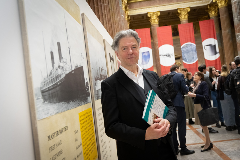 Kurator der Ausstellung Karl Vouk