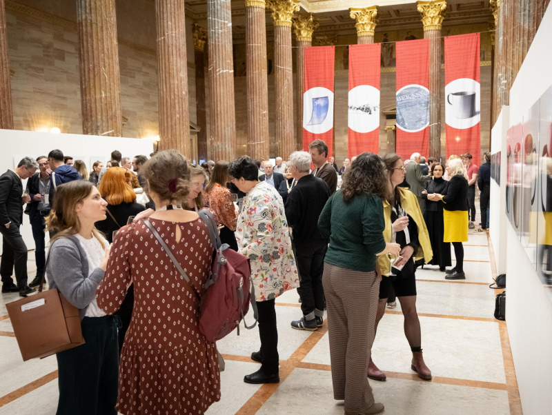 Besucherinnen und Besucher bei einer Ausstellung