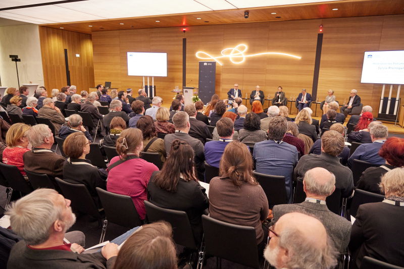 Podiumsdiskussion „Jüdische Friedhöfe als kulturelles Erbe“. Von links: Landschaftsarchitekt Gerhard Rennhofer, Präsident des European Jewish Congress Ariel Muzicant, Rechtsexpertin des Bundesdenkmalamts Sylvia Preinsperger, Dombaumeister Wolfgang Zehetner, Professorin für Gartendenkmalpflege an der Hochschule Anhalt Brigitte Mang, Obmann des Komitees zur Erhaltung des jüdischen Friedhofs Klosterneuburg Heinz G. Schratt