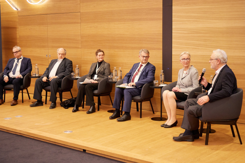 Podiumsdiskussion „Jüdische Friedhöfe als kulturelles Erbe“. Von links: Landschaftsarchitekt Gerhard Rennhofer, Präsident des European Jewish Congress Ariel Muzicant, Rechtsexpertin des Bundesdenkmalamts Sylvia Preinsperger, Dombaumeister Wolfgang Zehetner, Professorin für Gartendenkmalpflege an der Hochschule Anhalt Brigitte Mang, Obmann des Komitees zur Erhaltung des jüdischen Friefhofs Klosterneuburg Heinz G. Schratt