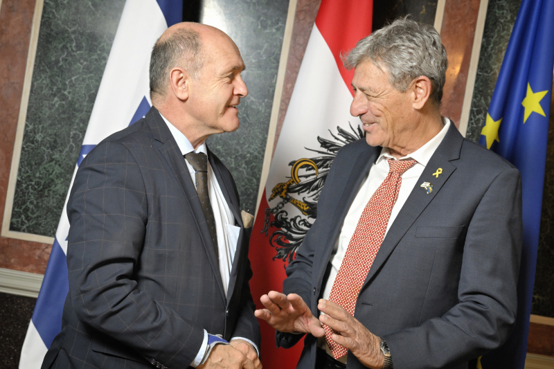 Fahnenfoto. Von links: Nationalratspräsident Wolfgang Sobotka (ÖVP), Abgeordneter der Knesset Ram Ben Barak