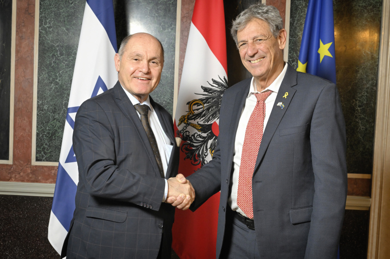 Fahnenfoto. Von links: Nationalratspräsident Wolfgang Sobotka (ÖVP), Abgeordneter der Knesset Ram Ben Barak