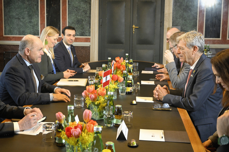 Aussprache. Linke Tischhälfte: Nationalratspräsident Wolfgang Sobotka (ÖVP) mit österreichischer Delegation. Rechte Tischhälfte: Abgeordneter der Knesset Ram Ben Barak mit israelischer Delegation