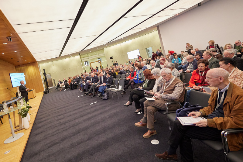 Moderation Leiter ORF Wissenschaft Günther Mayr