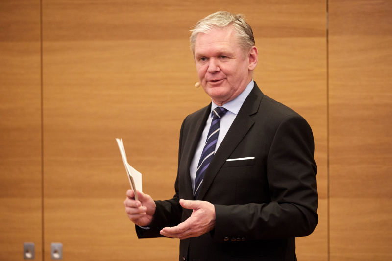 Moderation Leiter ORF Wissenschaft Günther Mayr