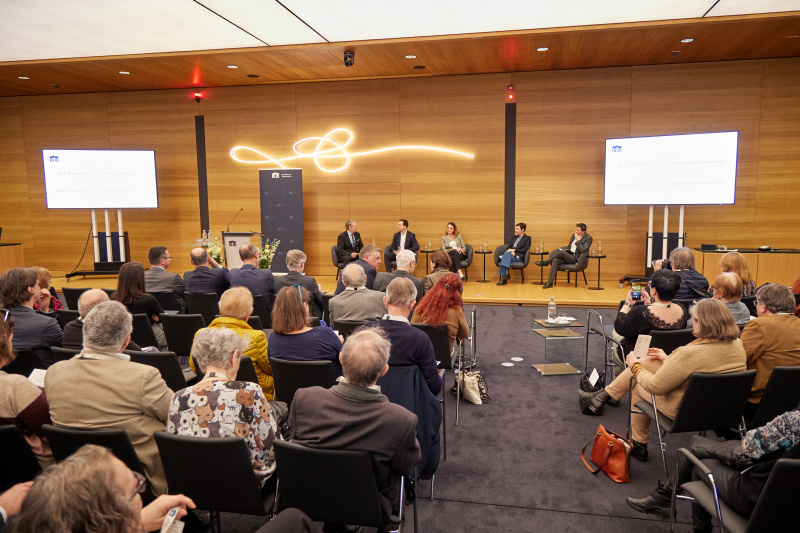 Moderiertes Podiumsgespräch. Von links: Leiter ORF Wissenschaft Günther Mayr, Nationalratsabgeordneter Nico Marchetti (ÖVP), Nationalratsabgeordnete Dagmar Belakowitsch (FPÖ), Nationalratsabgeordnete Henrike Brandstötter (NEOS), Nationalratsabgeordneter David Stögmüller (GRÜNE)