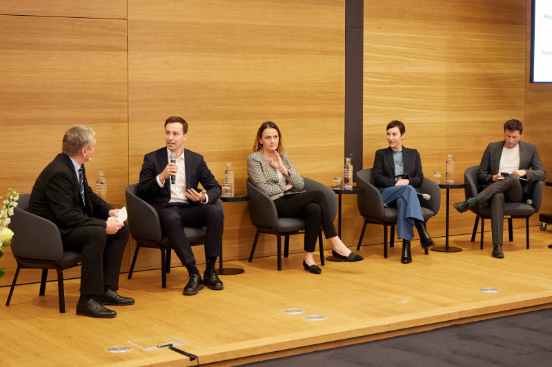 Moderiertes Podiumsgespräch. Von links: Leiter ORF Wissenschaft Günther Mayr, Nationalratsabgeordneter Nico Marchetti (ÖVP), Nationalratsabgeordnete Dagmar Belakowitsch (FPÖ), Nationalratsabgeordnete Henrike Brandstötter (NEOS), Nationalratsabgeordneter David Stögmüller (GRÜNE)