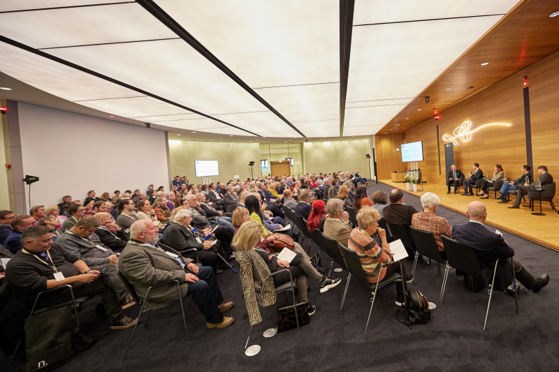 Moderiertes Podiumsgespräch. Von links: Leiter ORF Wissenschaft Günther Mayr, Nationalratsabgeordneter Nico Marchetti (ÖVP), Nationalratsabgeordnete Dagmar Belakowitsch (FPÖ), Nationalratsabgeordnete Henrike Brandstötter (NEOS), Nationalratsabgeordneter David Stögmüller (GRÜNE)