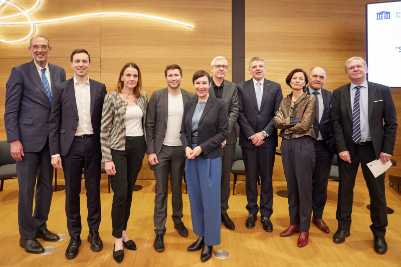 Von links: Präsident der ÖAW Heinz Faßmann, Nationalratsabgeordneter Nico Marchetti (ÖVP), Nationalratsabgeordnete Dagmar Belakowitsch (FPÖ), Nationalratsabgeordneter David Stögmüller (GRÜNE), Nationalratsabgeordnete Henrike Brandstötter (NEOS), wissenschaftlicher Mitarbeiter bei der ÖAW (Schwerpunkt IKT) Stefan Strauß, Dekan Fakultät für Sozialwissenschaften der Universität Klagenfurt Matthias Karmasin, Professorin am Institut für Staats- und Verwaltungsrechts der Universität Wien Magdalena Pöschl, Nationalratspräsident Wolfgang Sobotka (ÖVP), Leiter ORF Wissenschaft Günther Mayr