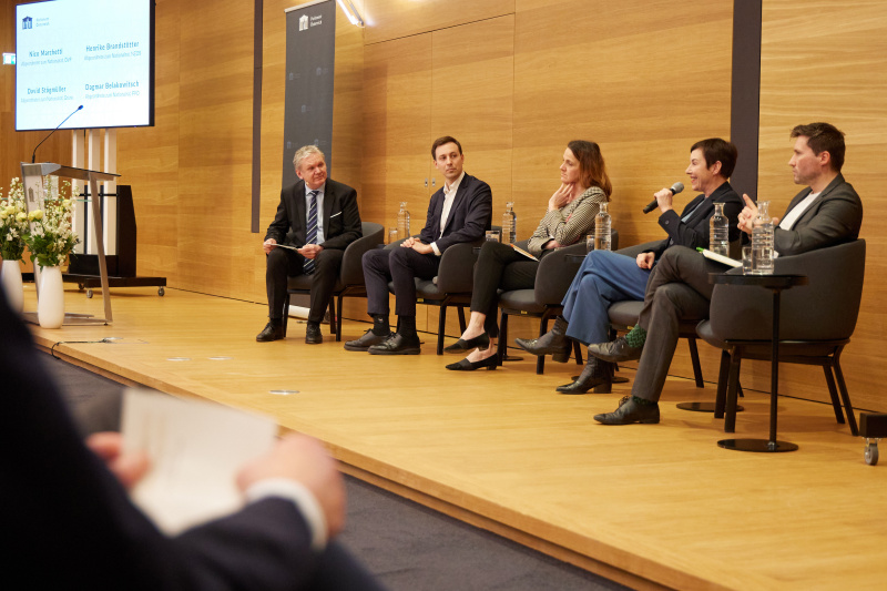Moderiertes Podiumsgespräch. Von links: Leiter ORF Wissenschaft Günther Mayr, Nationalratsabgeordneter Nico Marchetti (ÖVP), Nationalratsabgeordnete Dagmar Belakowitsch (FPÖ), Nationalratsabgeordnete Henrike Brandstötter (NEOS), Nationalratsabgeordneter David Stögmüller (GRÜNE)