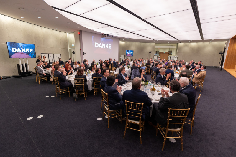 Blick Richtung Veranstaltungsteilnehmer:innen