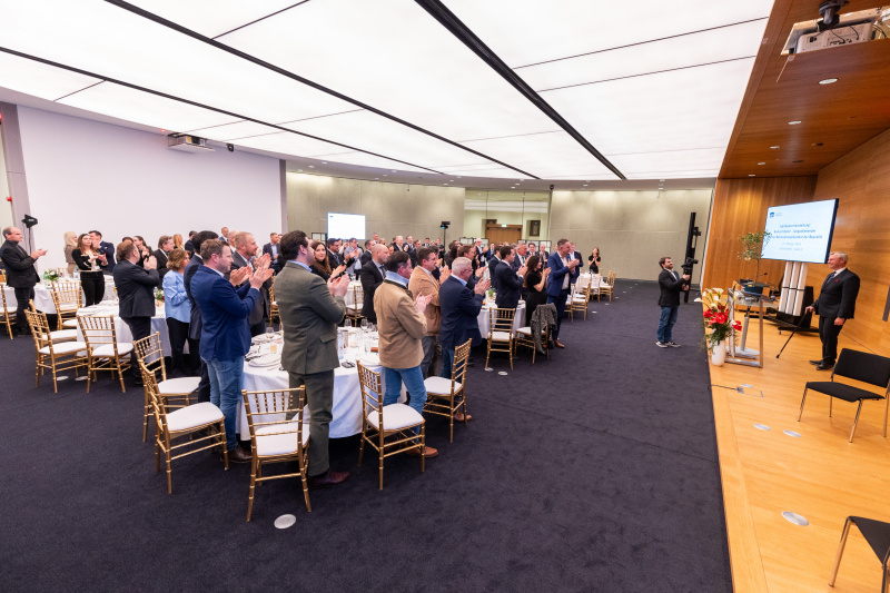 Blick Richtung Veranstaltungsteilnehmer:innen. Rechts: Dritter Nationalratspräsident Norbert Hofer (FPÖ)