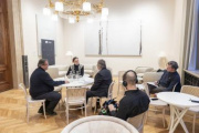 Interview. Am Tisch von links: Nationalratsabgeordneter Josef Muchitsch (SPÖ), Moderatorin Tatjana Lukáš, Nationalratsabgeordneter Franz Hörl (ÖVP)