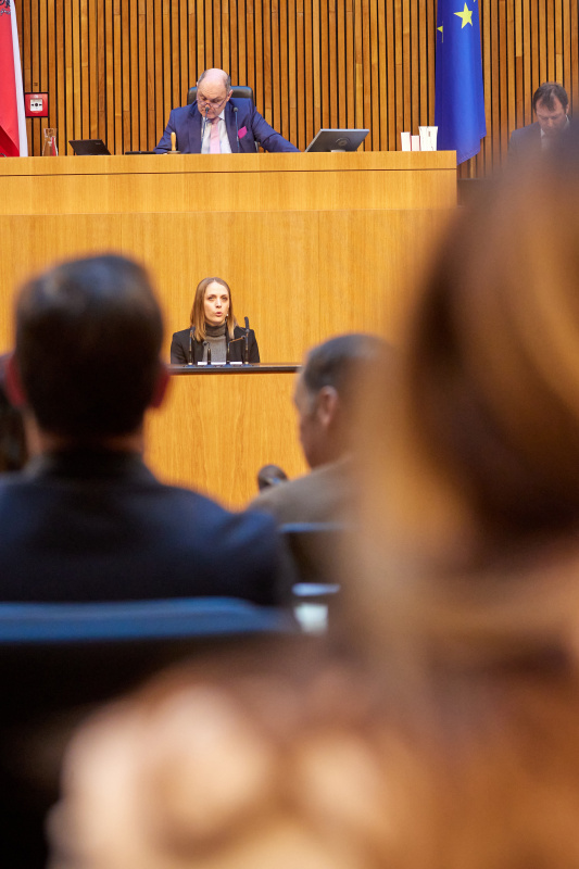 Am Rednerpult Nationalratsabgeordnete Kira Grünberg (ÖVP)