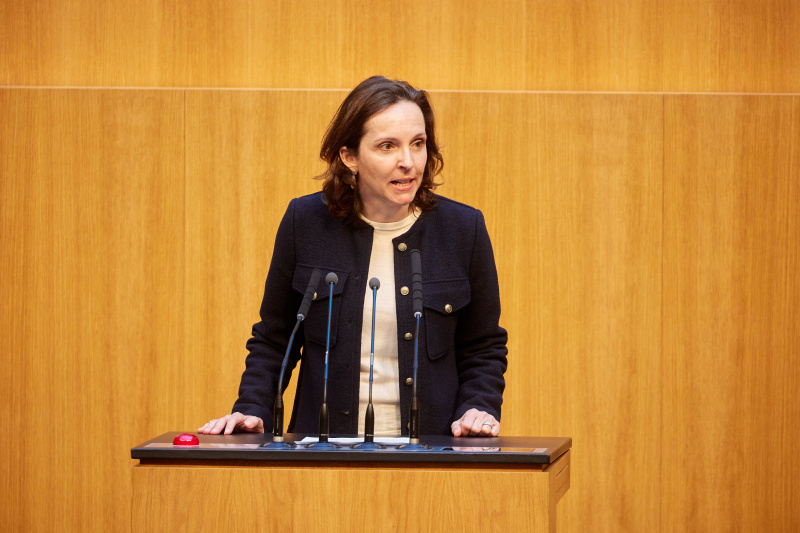 Am Rednerpult Nationalratsabgeordnete Martina Künsberg Sarre (NEOS)