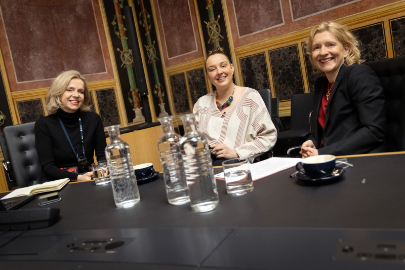 Von links: Attachée für Gesundheit und Verbraucherschutz an der Ständigen Vertretung Österreichs bei der EU Doris Dialer, Podcast-Host Tatjana Lukáš, stellvertretende Präsidentin der Österreichischen Public Affairs Vereinigung Nicole Bäck-Knapp