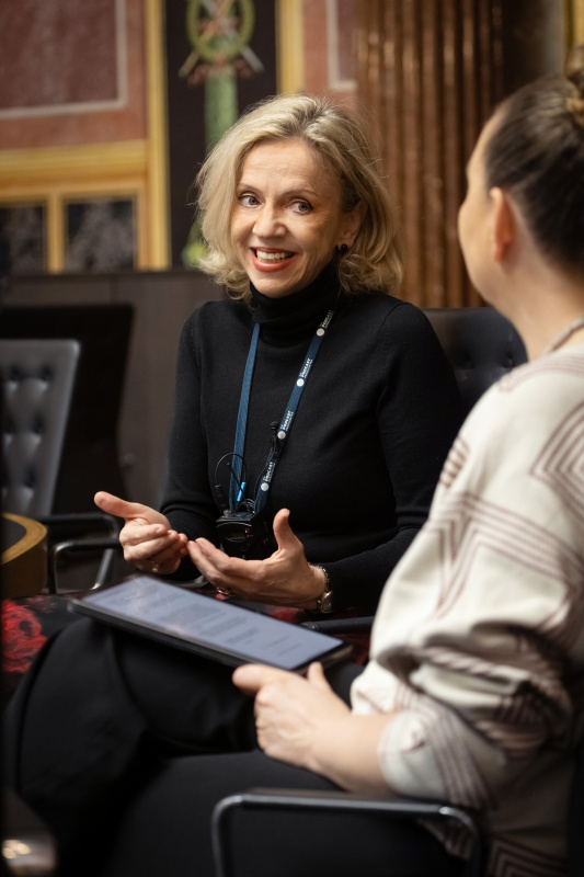 Von links: Attachée für Gesundheit und Verbraucherschutz an der Ständigen Vertretung Österreichs bei der EU Doris Dialer, Podcast-Host Tatjana Lukáš