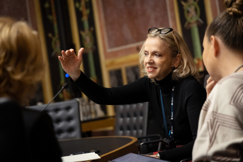 Von links: stellvertretende Präsidentin der Österreichischen Public Affairs Vereinigung Nicole Bäck-Knapp, Attachée für Gesundheit und Verbraucherschutz an der Ständigen Vertretung Österreichs bei der EU Doris Dialer, Podcast-Host Tatjana Lukáš