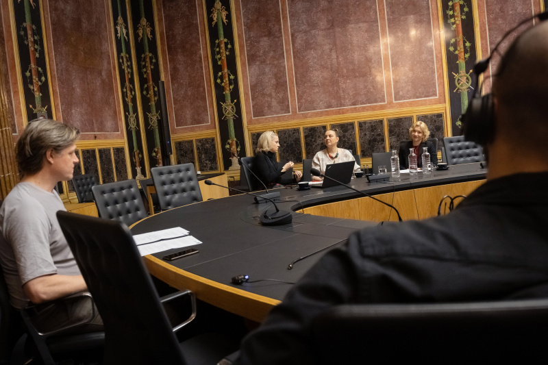 Von links: Podcastmitarbeiter, Attachée für Gesundheit und Verbraucherschutz an der Ständigen Vertretung Österreichs bei der EU Doris Dialer, Podcast-Host Tatjana Lukáš, stellvertretende Präsidentin der Österreichischen Public Affairs Vereinigung Nicole Bäck-Knapp