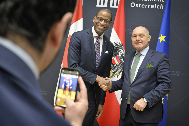 Fahnenfoto. Von links: Sprecher des House of Commons des kanadischen Parlaments Gregory Fergus, Nationalratspräsident Wolfgang Sobotka (ÖVP)