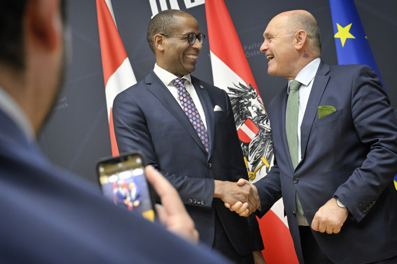 Fahnenfoto. Von links: Sprecher des House of Commons des kanadischen Parlaments Gregory Fergus, Nationalratspräsident Wolfgang Sobotka (ÖVP)