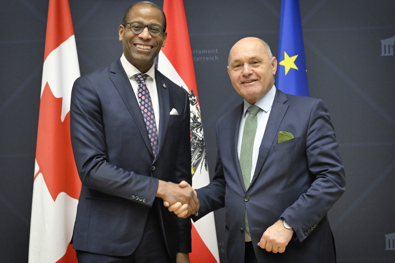 Fahnenfoto. Von links: Sprecher des House of Commons des kanadischen Parlaments Gregory Fergus, Nationalratspräsident Wolfgang Sobotka (ÖVP)