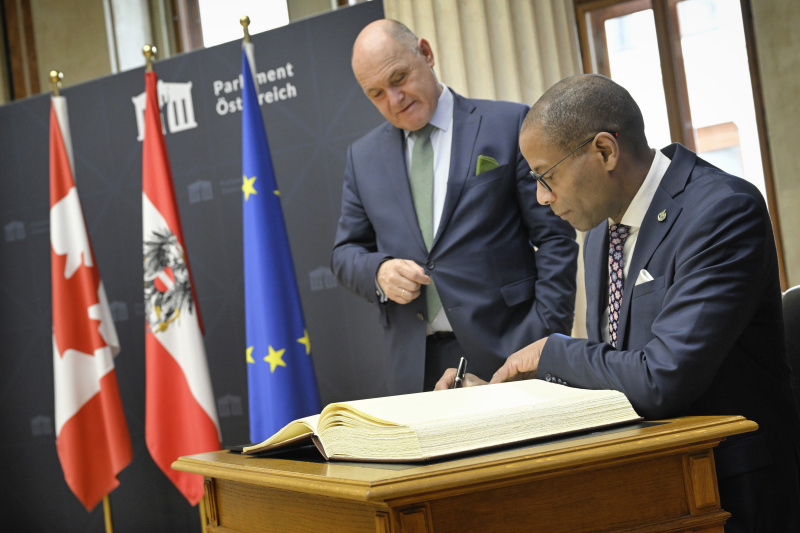 Gästebucheintrag. Von links: Sprecher des House of Commons des kanadischen Parlaments Gregory Fergus, Nationalratspräsident Wolfgang Sobotka (ÖVP)