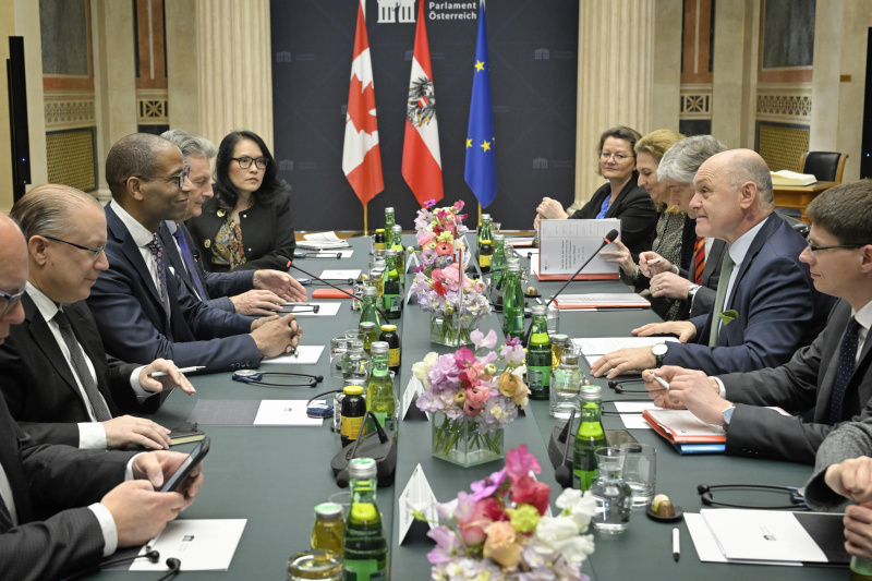 Aussprache. Rechte Tischhälfte: österreichische Delegation mit Nationalratspräsident Wolfgang Sobotka (ÖVP) (2. von rechts). Linke Tischhälfte: kanadische Delegation mit dem Sprecher des House of Commons des kanadischen Parlaments Gregory Fergus (3. von links)