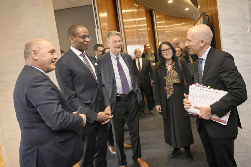 Parlamentsführung. Von links: Nationalratspräsident Wolfgang Sobotka (ÖVP), Sprecher des House of Commons des kanadischen Parlaments Gregory Fergus. Rechts: Arbeitsminister Martin Kocher (ÖVP)