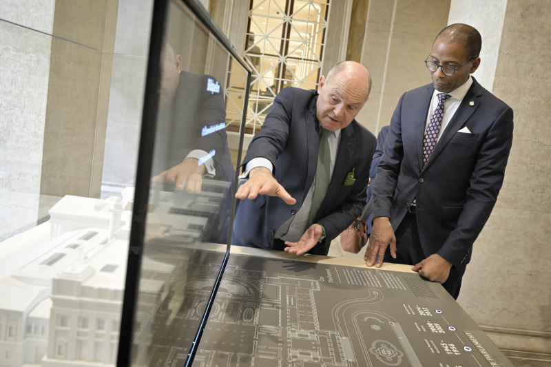 Parlamentsführung. Von links: Nationalratspräsident Wolfgang Sobotka (ÖVP), Sprecher des House of Commons des kanadischen Parlaments Gregory Fergus