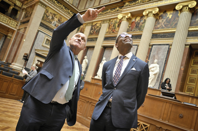 Parlamentsführung. Von links: Nationalratspräsident Wolfgang Sobotka (ÖVP), Sprecher des House of Commons des kanadischen Parlaments Gregory Fergus